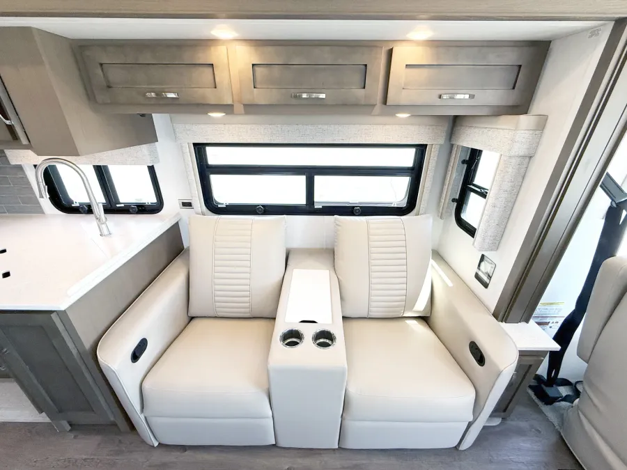 2027 Newmar Bay Star 3114 | Photo 10 of 27