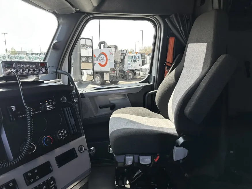 2022 Freightliner Cascadia 126 | Photo 10 of 21