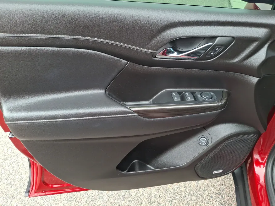 2023 GMC Acadia SLT | Photo 15 of 22