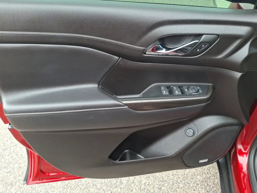 2023 GMC Acadia SLT | Photo 15 of 22