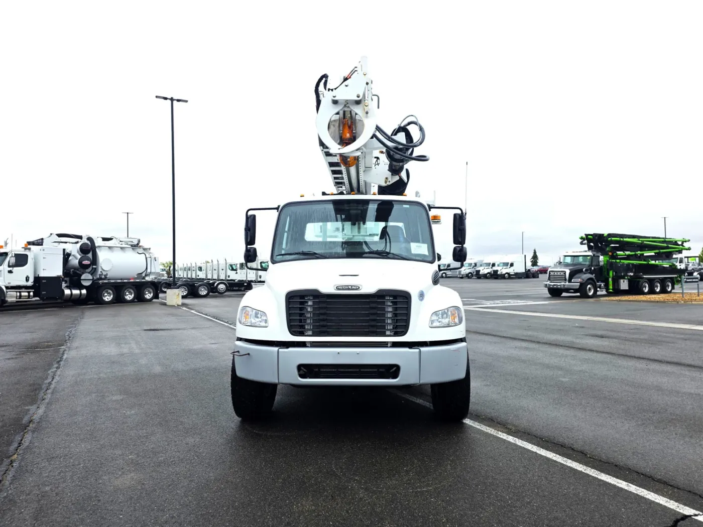 2022 Freightliner M2 106 | Photo 2 of 36