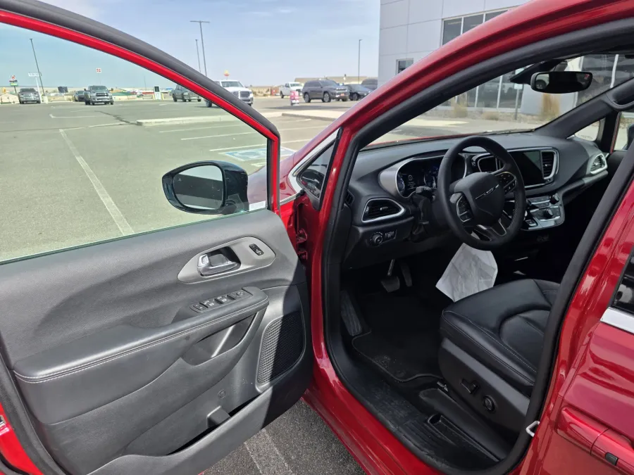 2025 Chrysler Pacifica Select | Photo 8 of 30