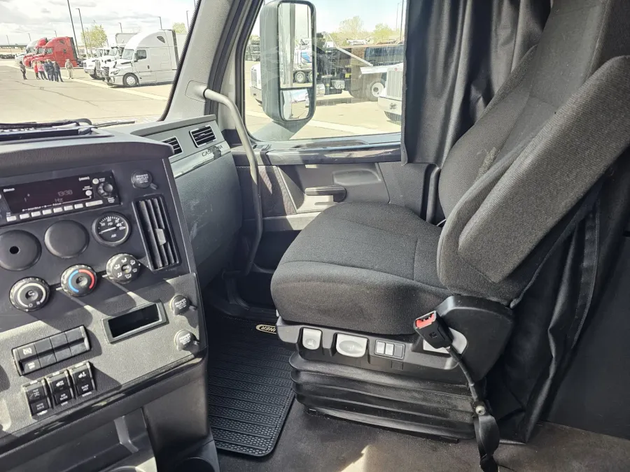 2024 Freightliner Cascadia 126 | Photo 10 of 23