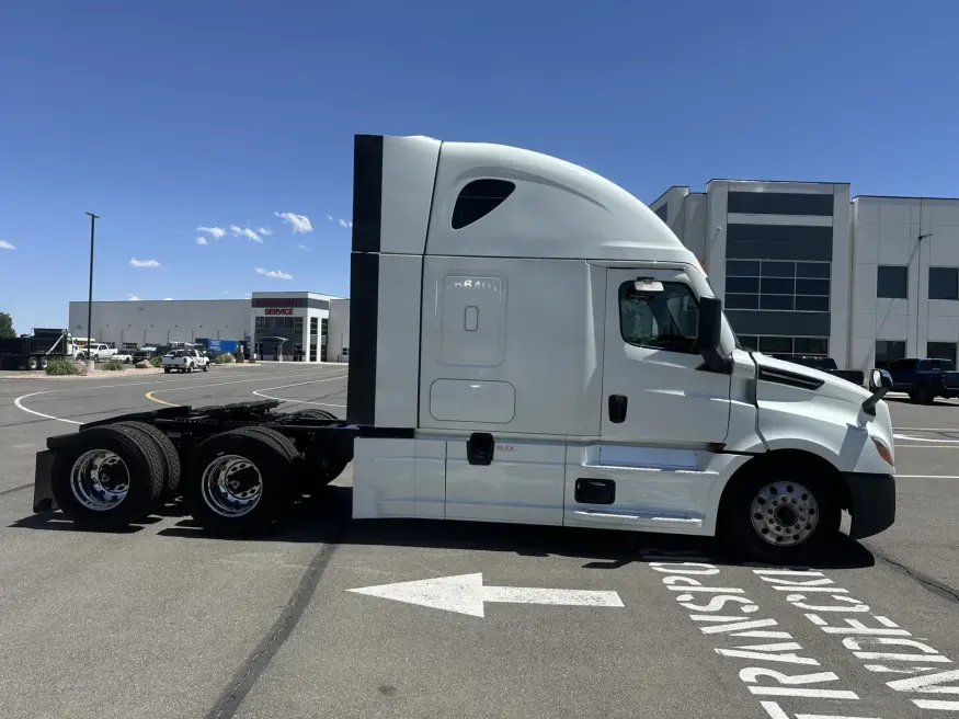 2022 Freightliner Cascadia 126 | Photo 4 of 24