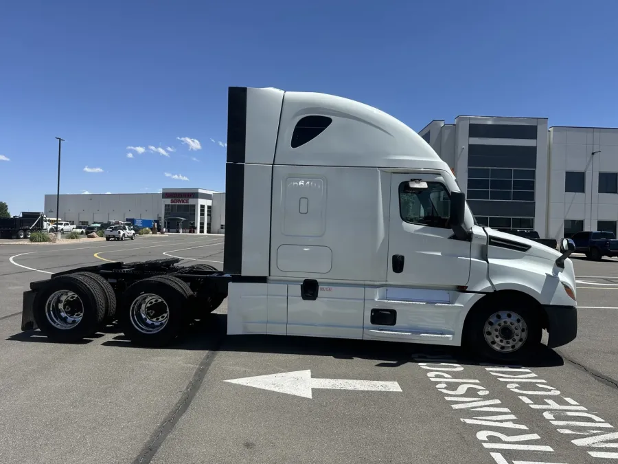 2022 Freightliner Cascadia 126 | Photo 4 of 24