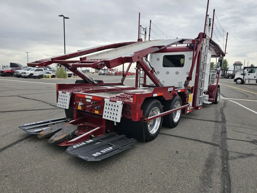 2023 Peterbilt 389 | Photo 5 of 21