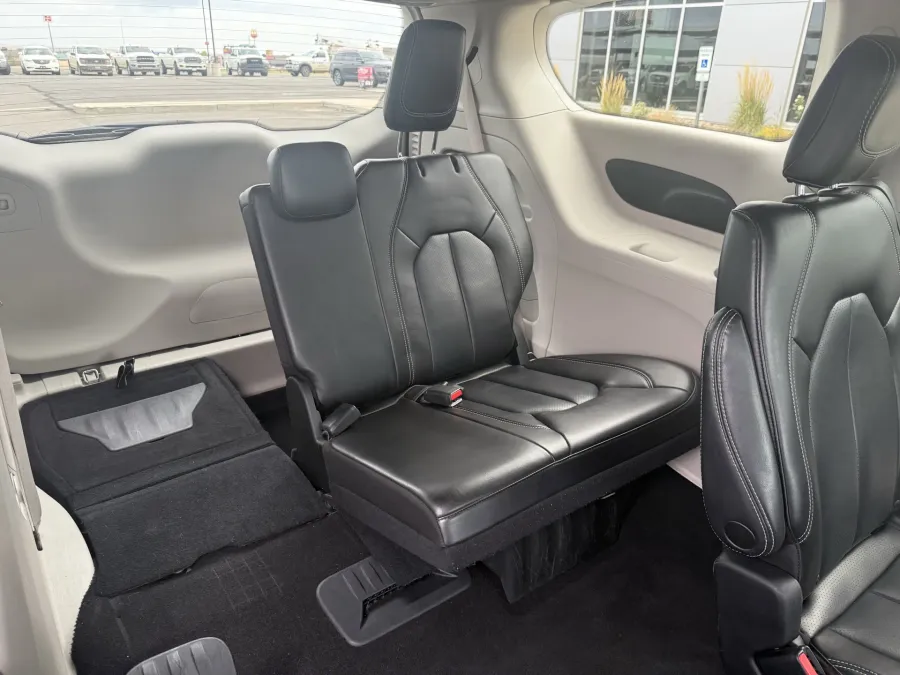 2023 Chrysler Pacifica Touring L | Photo 11 of 24