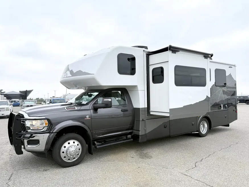 2024 Dynamax Isata 28SS | Photo 18 of 24