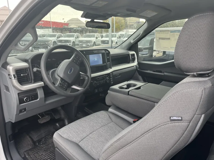 2025 Ford Super Duty F-550 | Photo 12 of 14