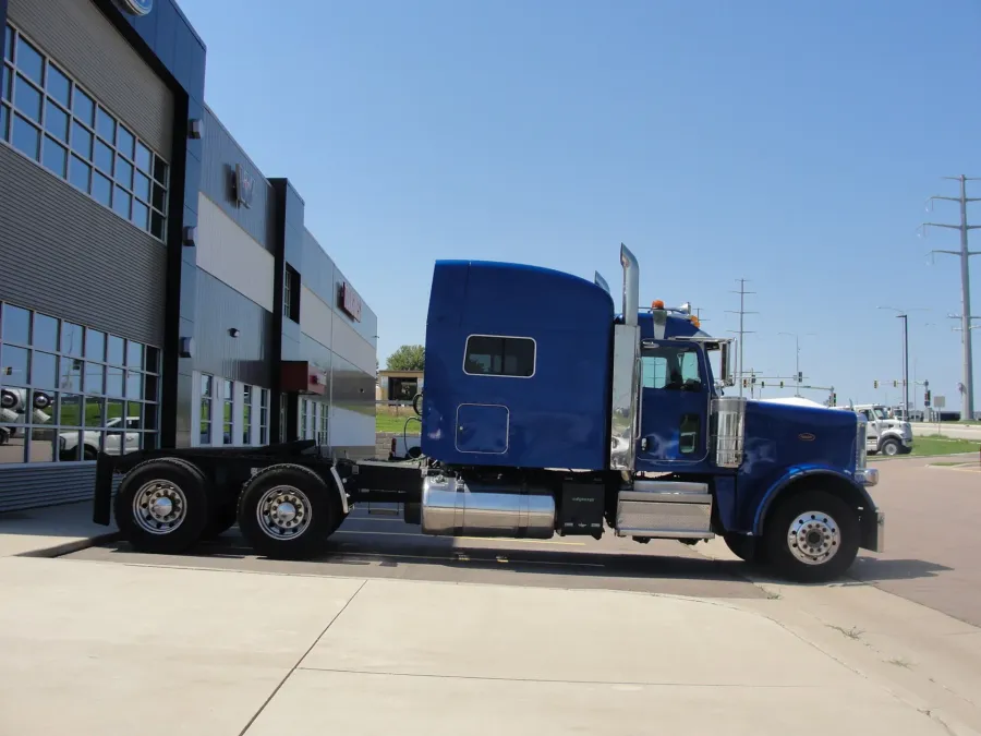 2022 Peterbilt 389 | Photo 4 of 23