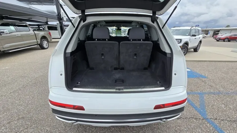 2023 Audi Q7 | Photo 8 of 34