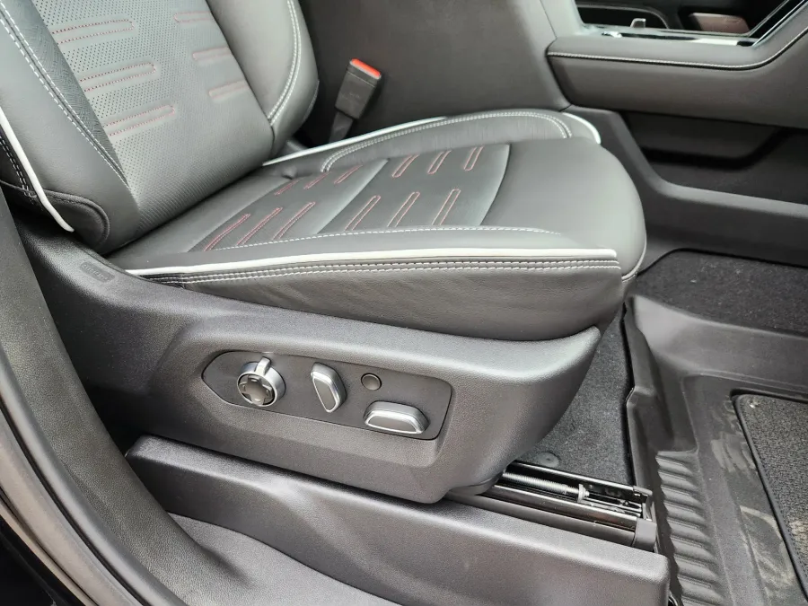 2025 GMC Sierra 2500HD AT4X | Photo 18 of 31