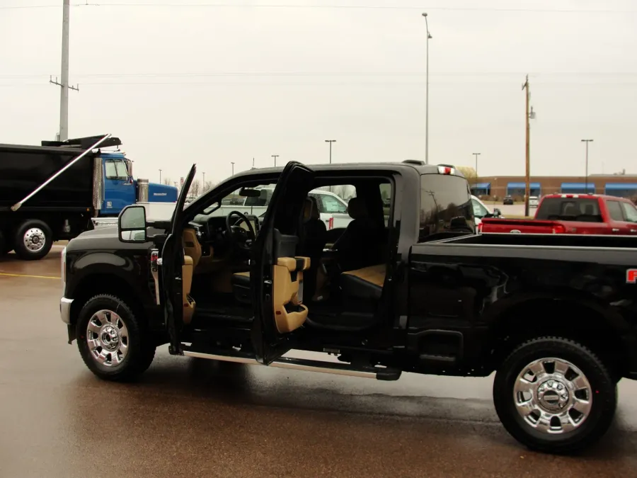 2026 Ford Super Duty F-350 | Photo 17 of 28