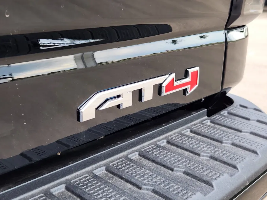 2025 GMC Sierra 2500HD AT4 | Photo 14 of 32