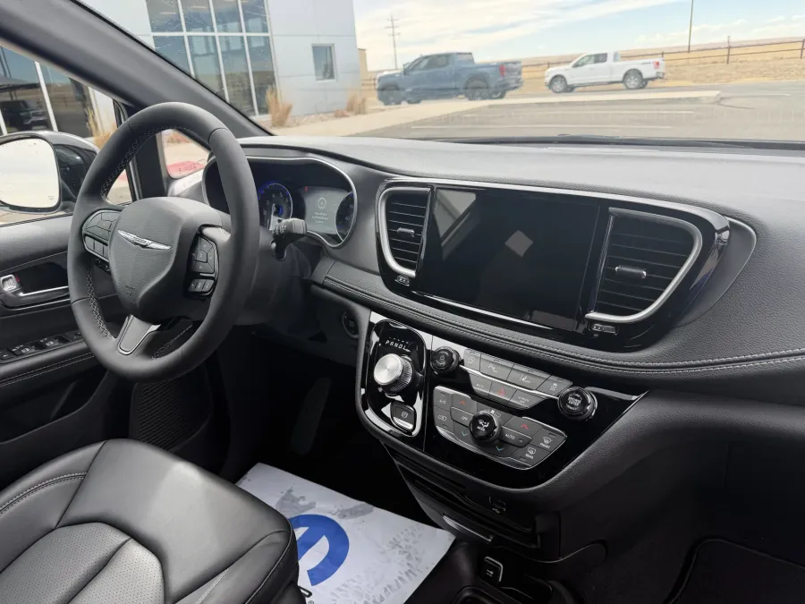 2026 Chrysler Pacifica Select | Photo 13 of 18