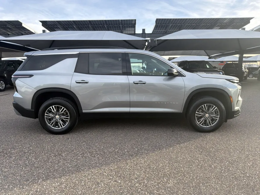 2025 Chevrolet Traverse AWD LT | Photo 5 of 22