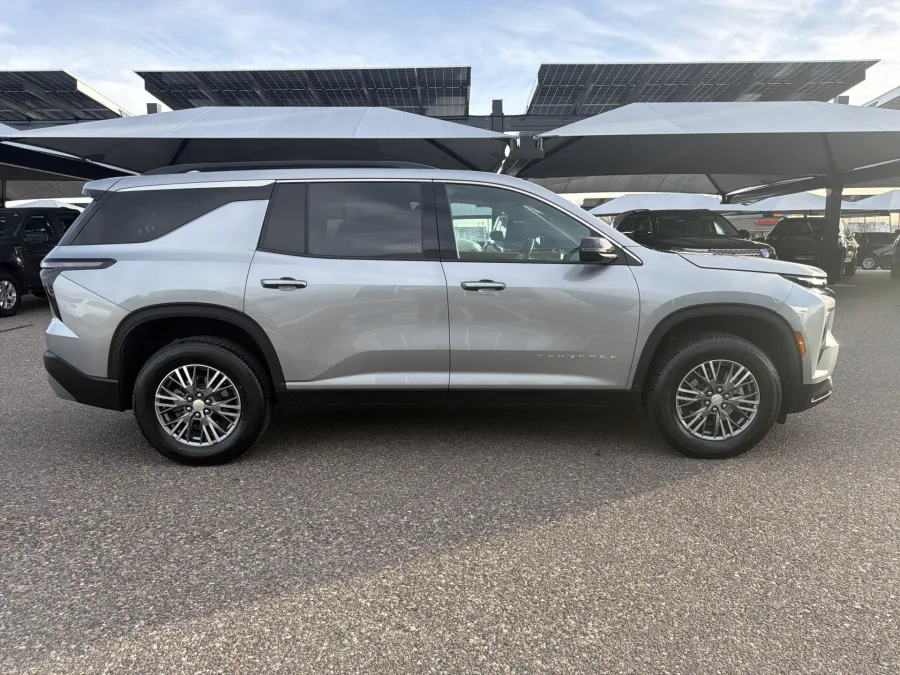 2025 Chevrolet Traverse AWD LT | Photo 5 of 22