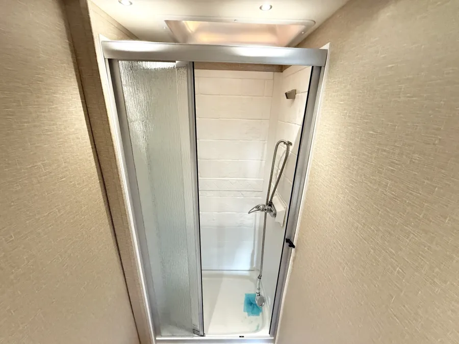 2016 Dynamax Isata 3 24FWM | Photo 12 of 22