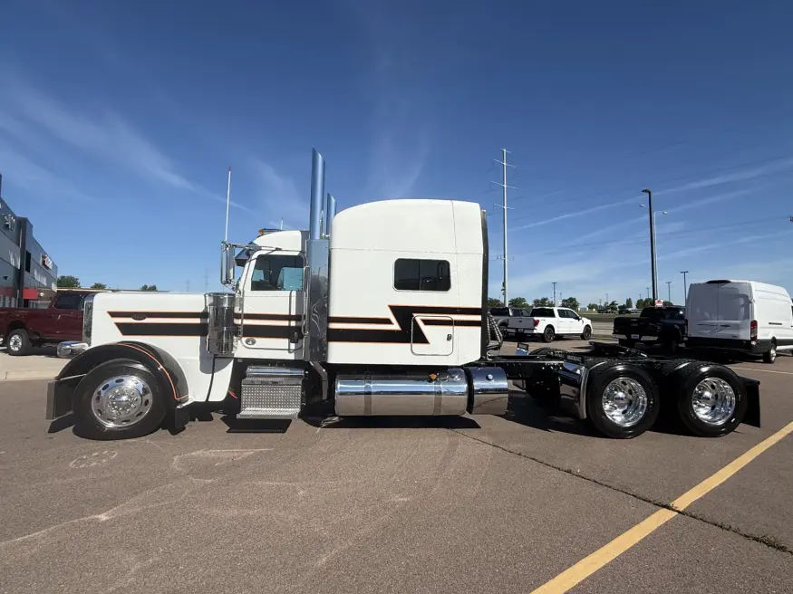 2023 Peterbilt 389 | Photo 2 of 12