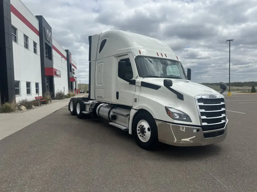 2020 Freightliner Cascadia | Photo 3 of 18