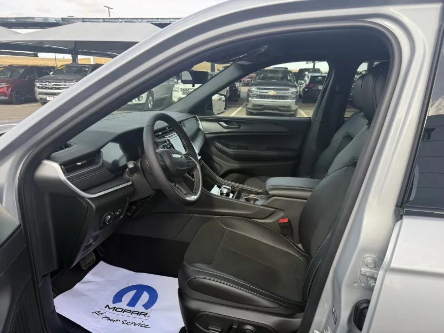 2025 Jeep Grand Cherokee Altitude X | Photo 12 of 16