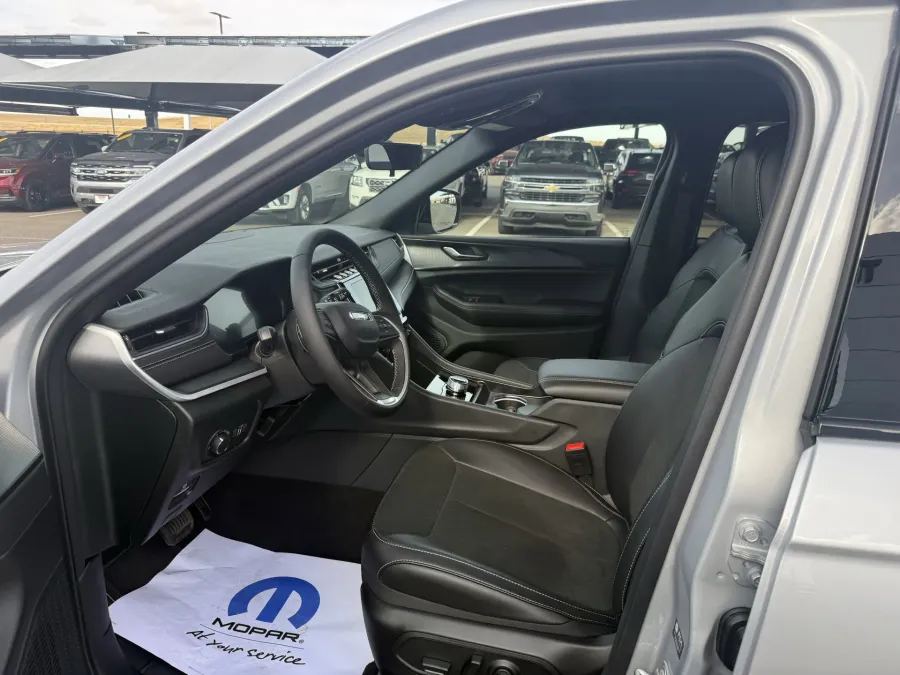 2025 Jeep Grand Cherokee Altitude X | Photo 12 of 16