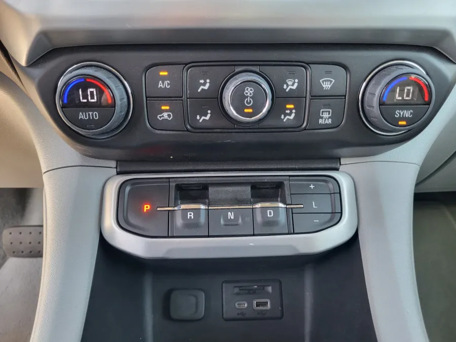 2023 GMC Acadia SLT | Photo 17 of 25