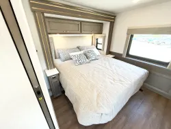 2027 Newmar Bay Star 3640 | Thumbnail Photo 17 of 31