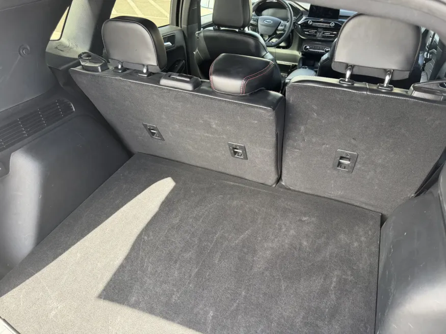 2024 Ford Escape ST-Line | Photo 8 of 24