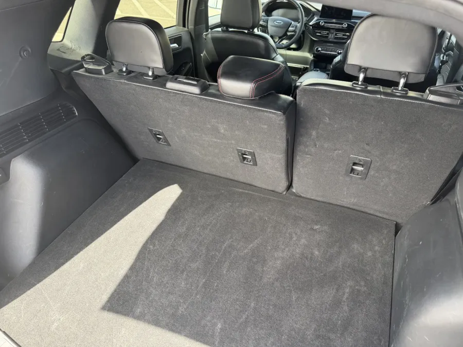 2024 Ford Escape ST-Line | Photo 8 of 24