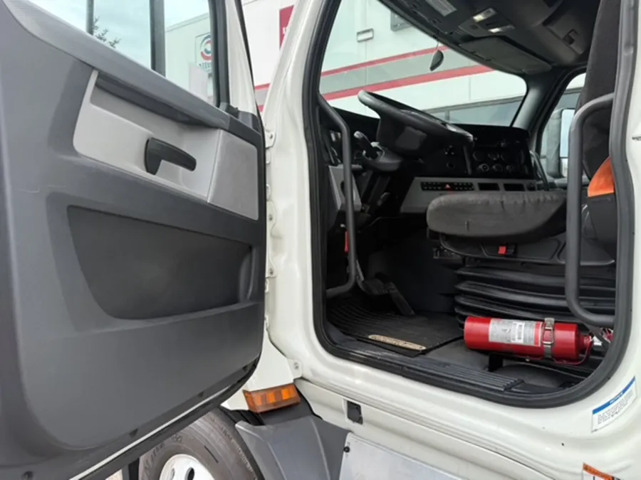 2019 Freightliner Cascadia | Photo 9 of 20