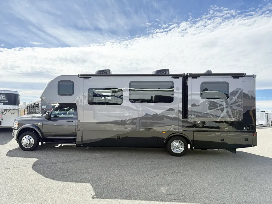 2025 Dynamax Isata 30FW | Photo 18 of 25