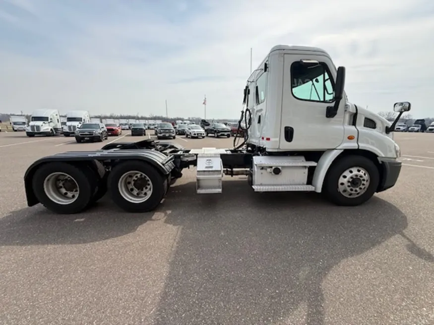 2020 Freightliner Cascadia 113 | Photo 6 of 10