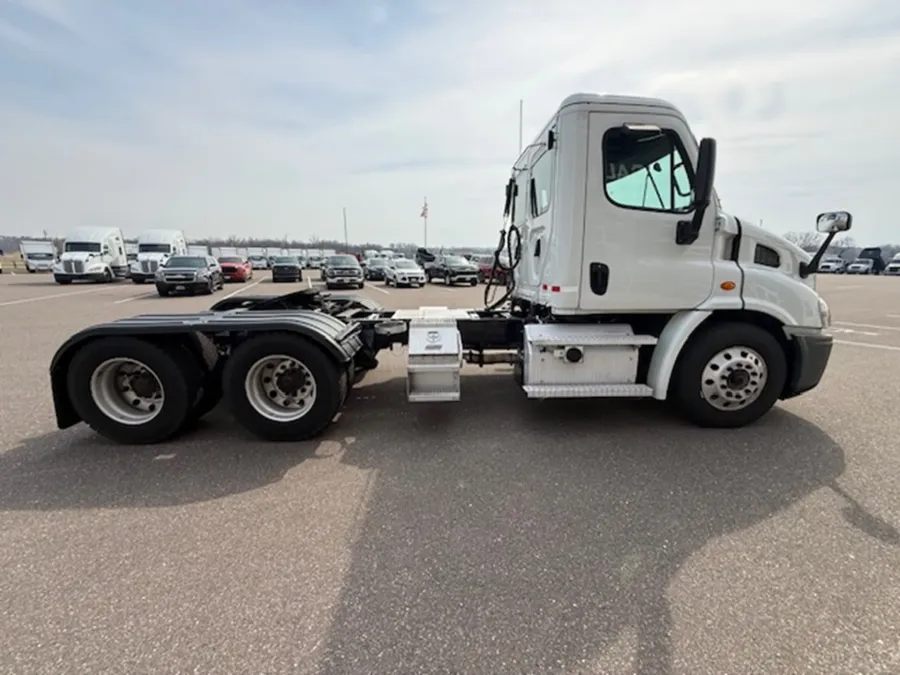 2020 Freightliner Cascadia 113 | Photo 6 of 10