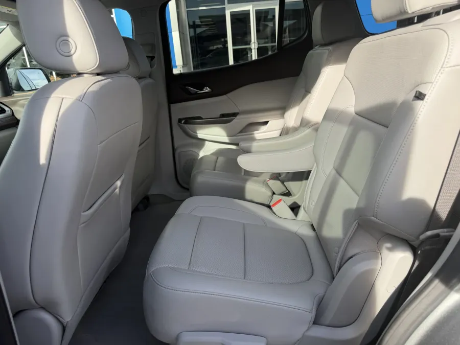 2023 GMC Acadia SLT | Photo 11 of 24