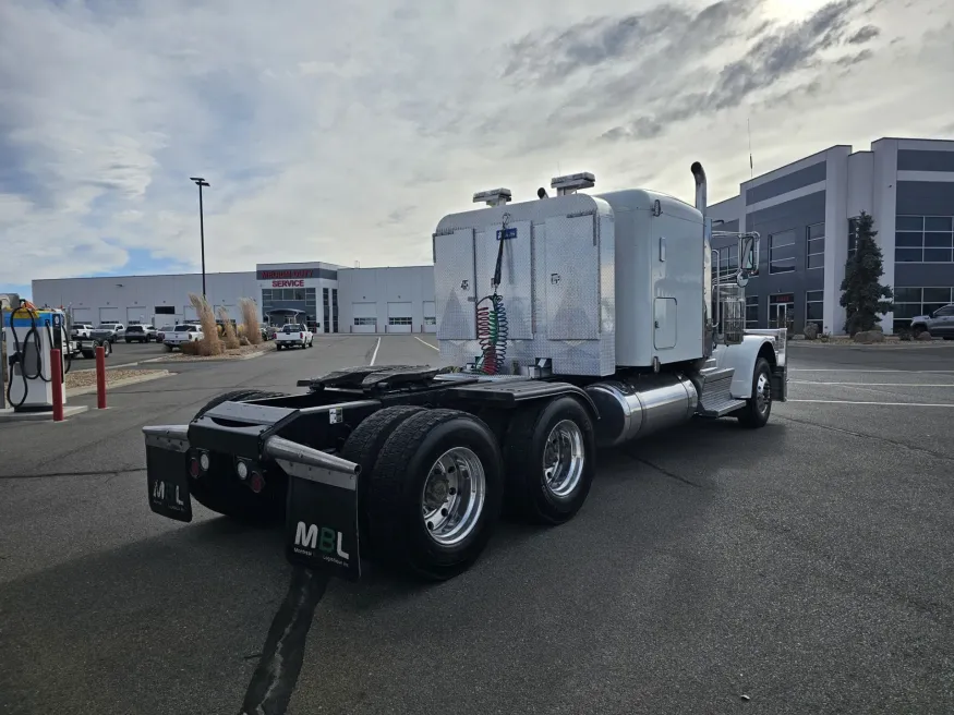 2018 Peterbilt 389 | Photo 8 of 20