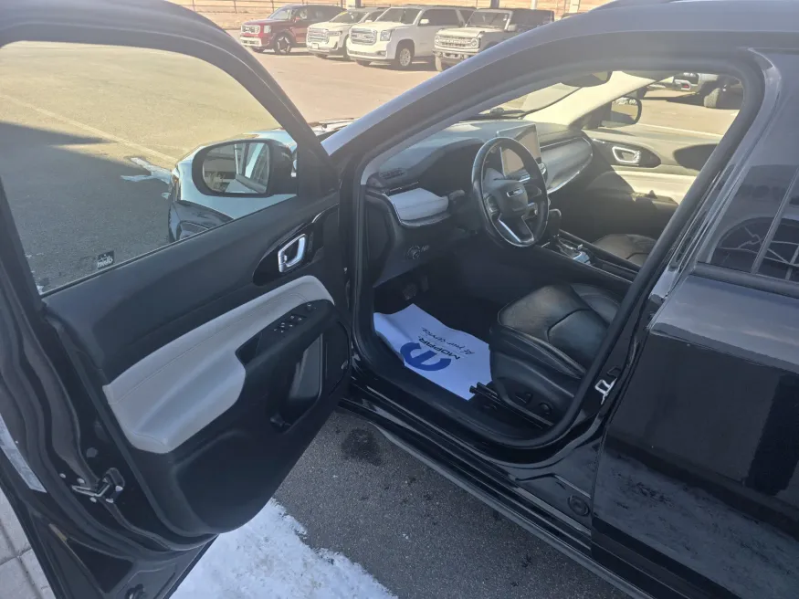 2022 Jeep Compass Limited | Photo 8 of 24