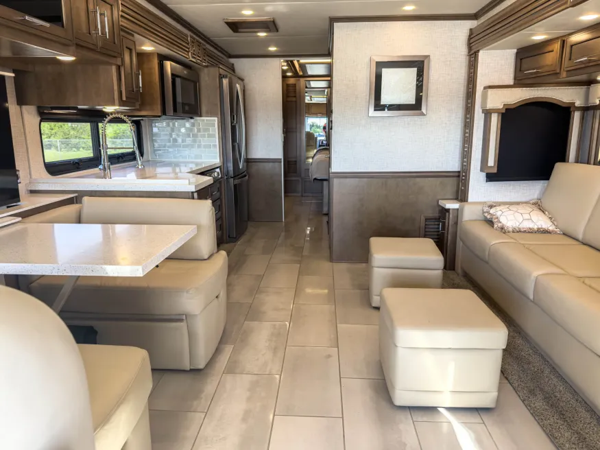 2021 Newmar Ventana 3412 | Photo 2 of 39