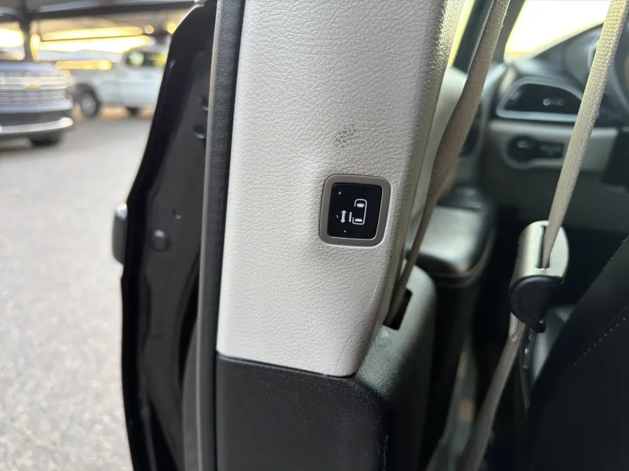 2023 Chrysler Pacifica Touring L | Photo 12 of 22