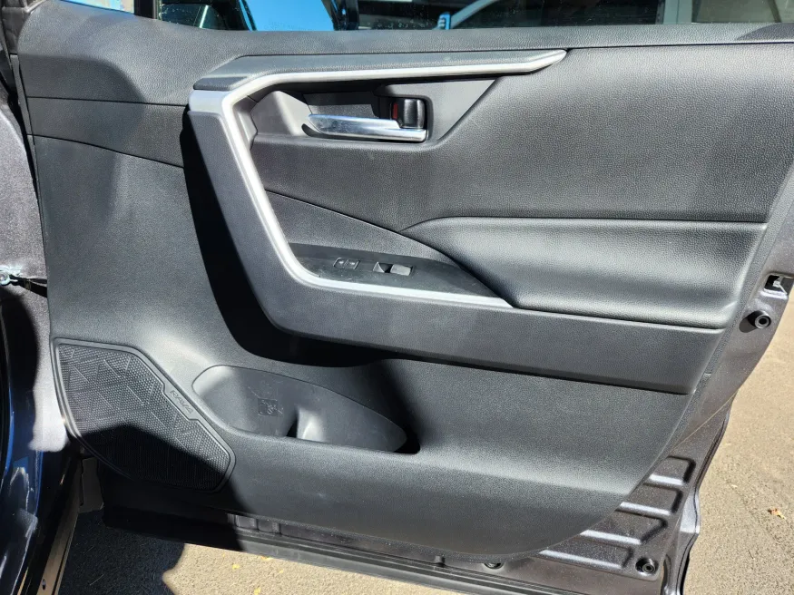 2025 Toyota RAV4 Hybrid XLE | Photo 17 of 30