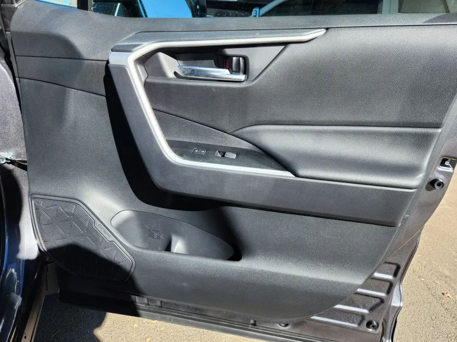 2025 Toyota RAV4 Hybrid XLE | Photo 17 of 30