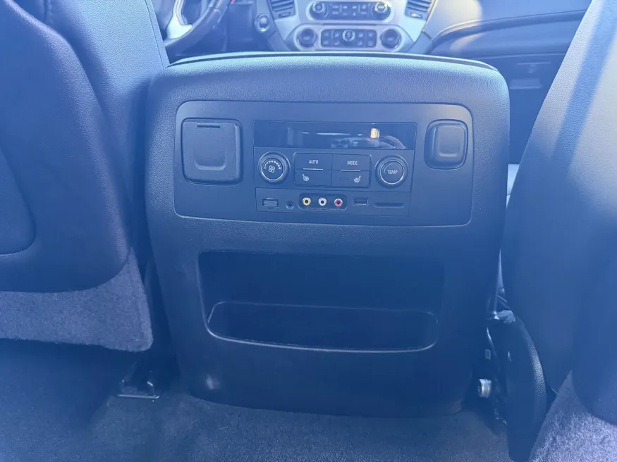 2016 GMC Yukon XL SLT | Photo 11 of 21