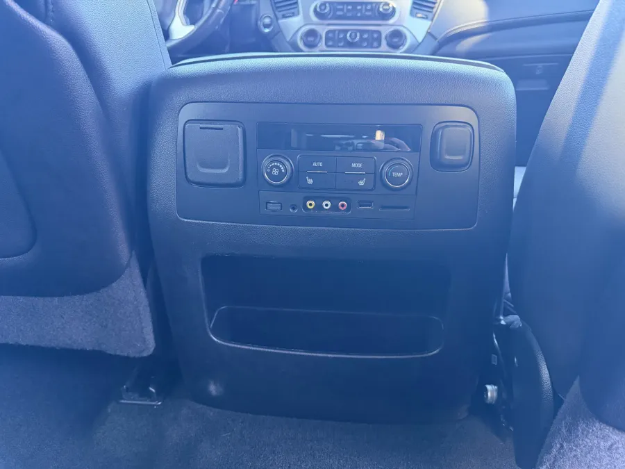 2016 GMC Yukon XL SLT | Photo 11 of 21