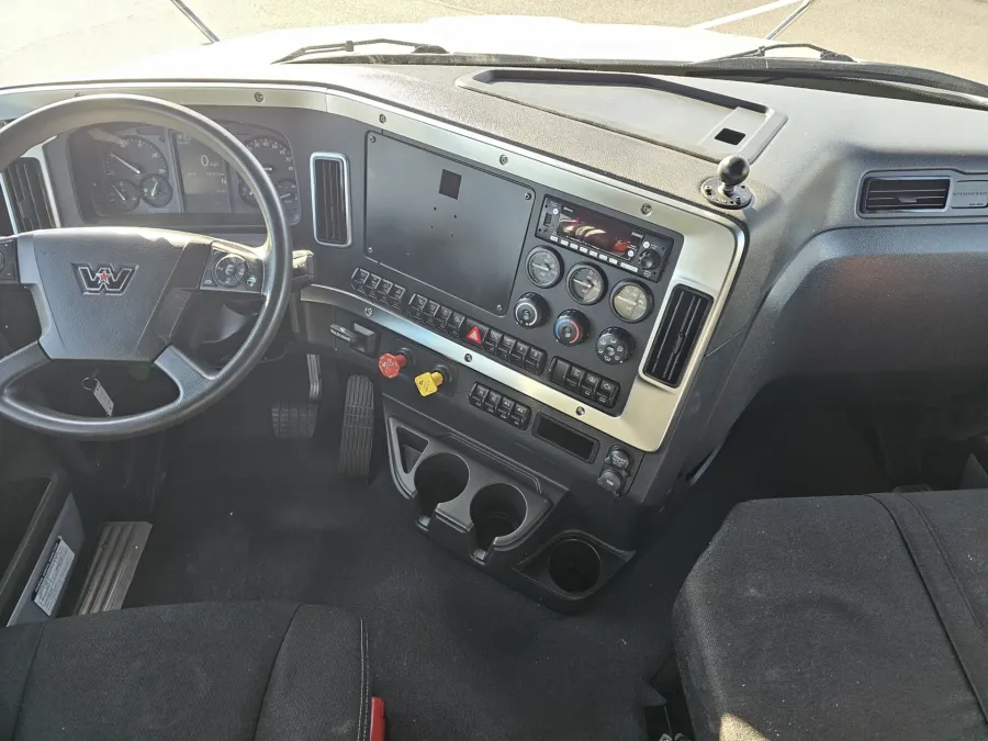 2025 Western Star 47X | Photo 16 of 19