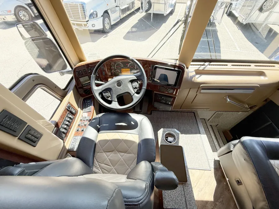 2017 Emerald Prevost X3-45 Double Slide | Photo 7 of 34