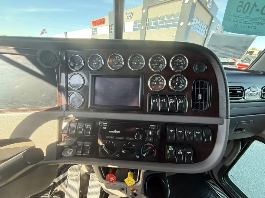 2023 Peterbilt 389 | Photo 8 of 12