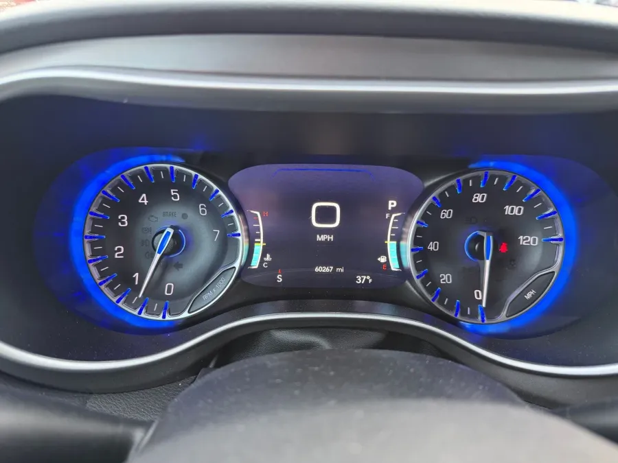 2024 Chrysler Pacifica | Photo 11 of 24