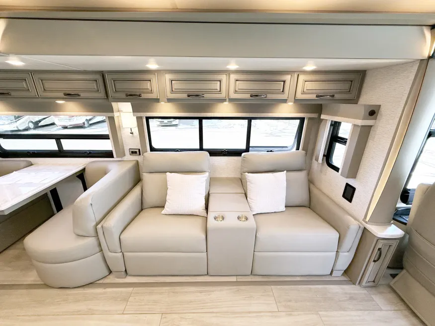 2025 Newmar Dutch Star 4369 | Photo 8 of 33