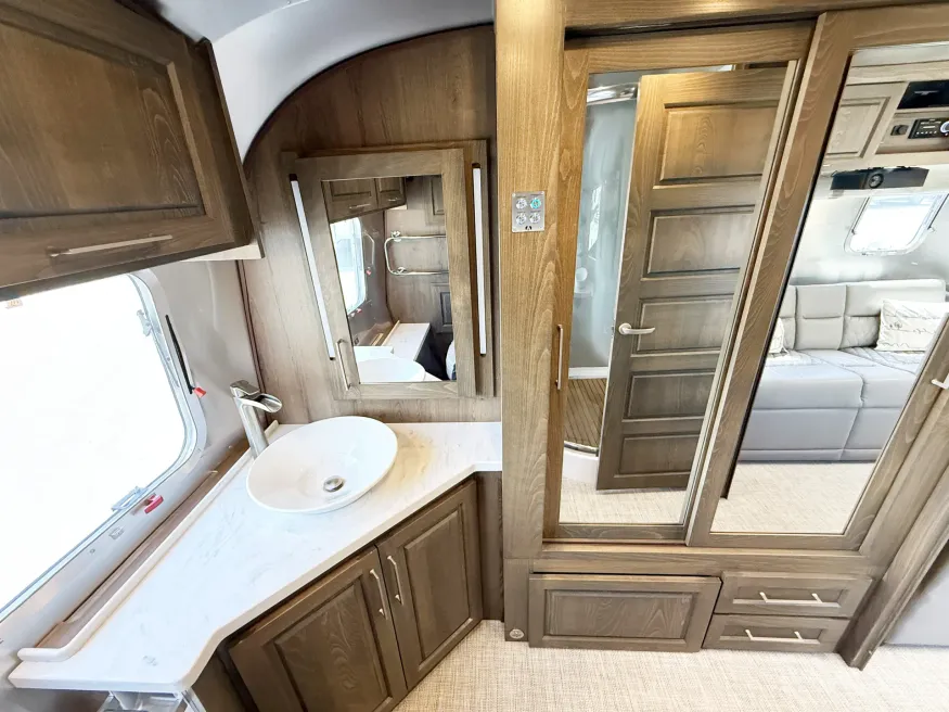 2024 Airstream Classic 33FB Twin | Photo 16 of 23