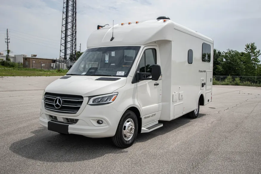 2026 Pleasure-way Plateau XLTW | Photo 8 of 24